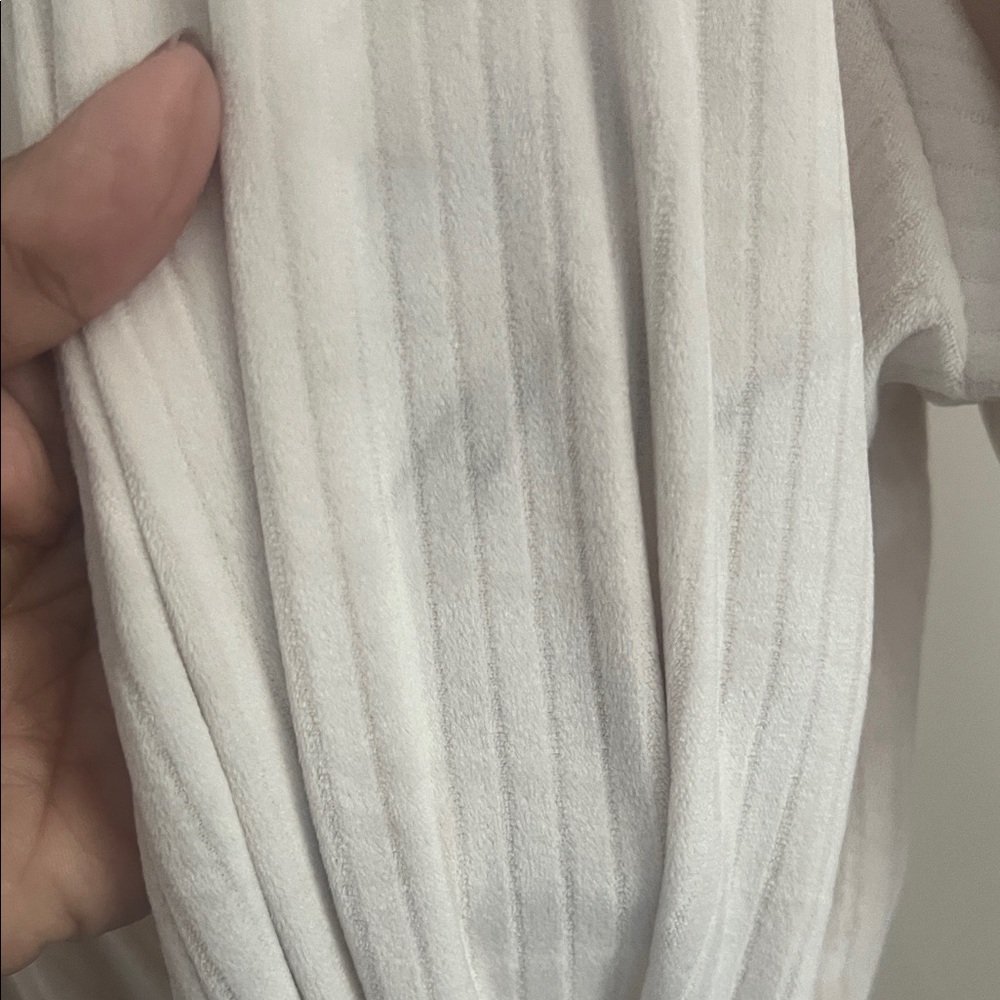 Luxurious Cream Hooded Robe - Picture 3 of 6